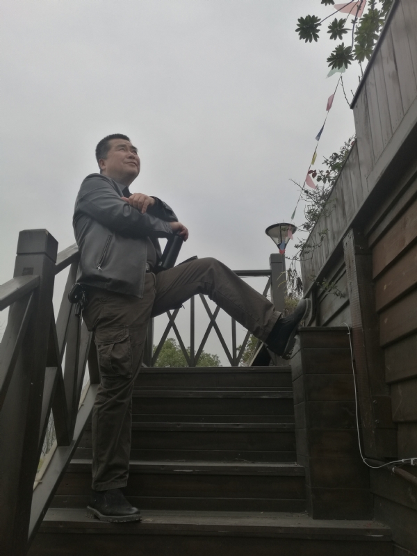 孤单背影的第一张照片--镇江相亲服务中心