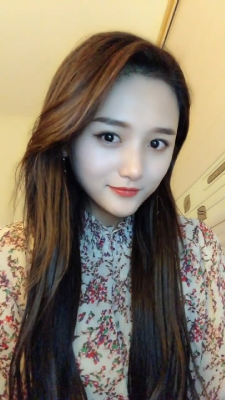 淡然一笑的第一张照片--镇江相亲服务中心