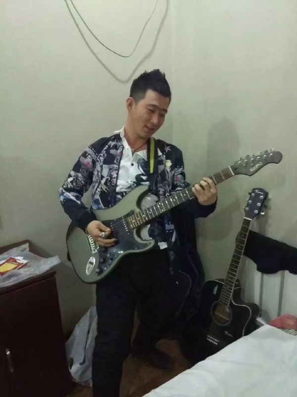 小吉他的第一张照片--镇江相亲服务中心