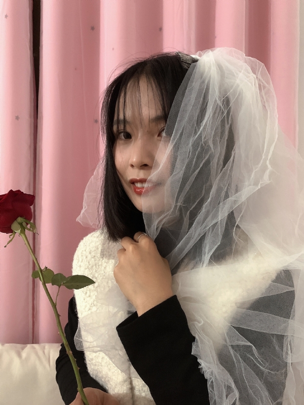 持紫菜包饭的女孩的第一张照片--镇江相亲服务中心
